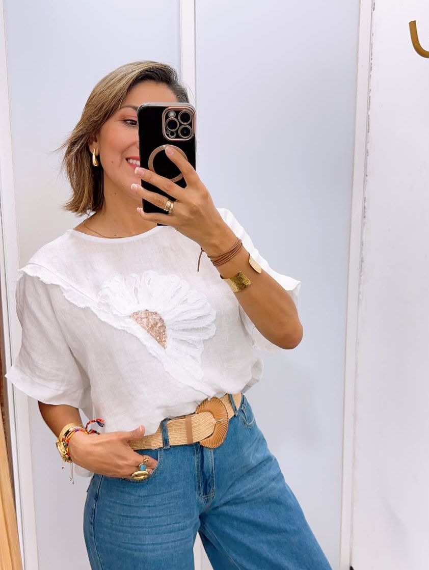 Blusa cuello redondo con detalle de flor EU2695