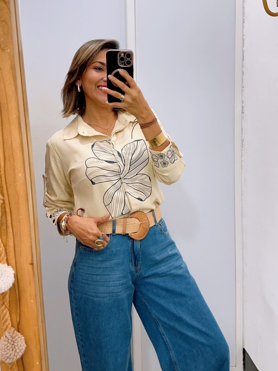 Blusa estilo camisa con detalle de flor estampada 242361-248