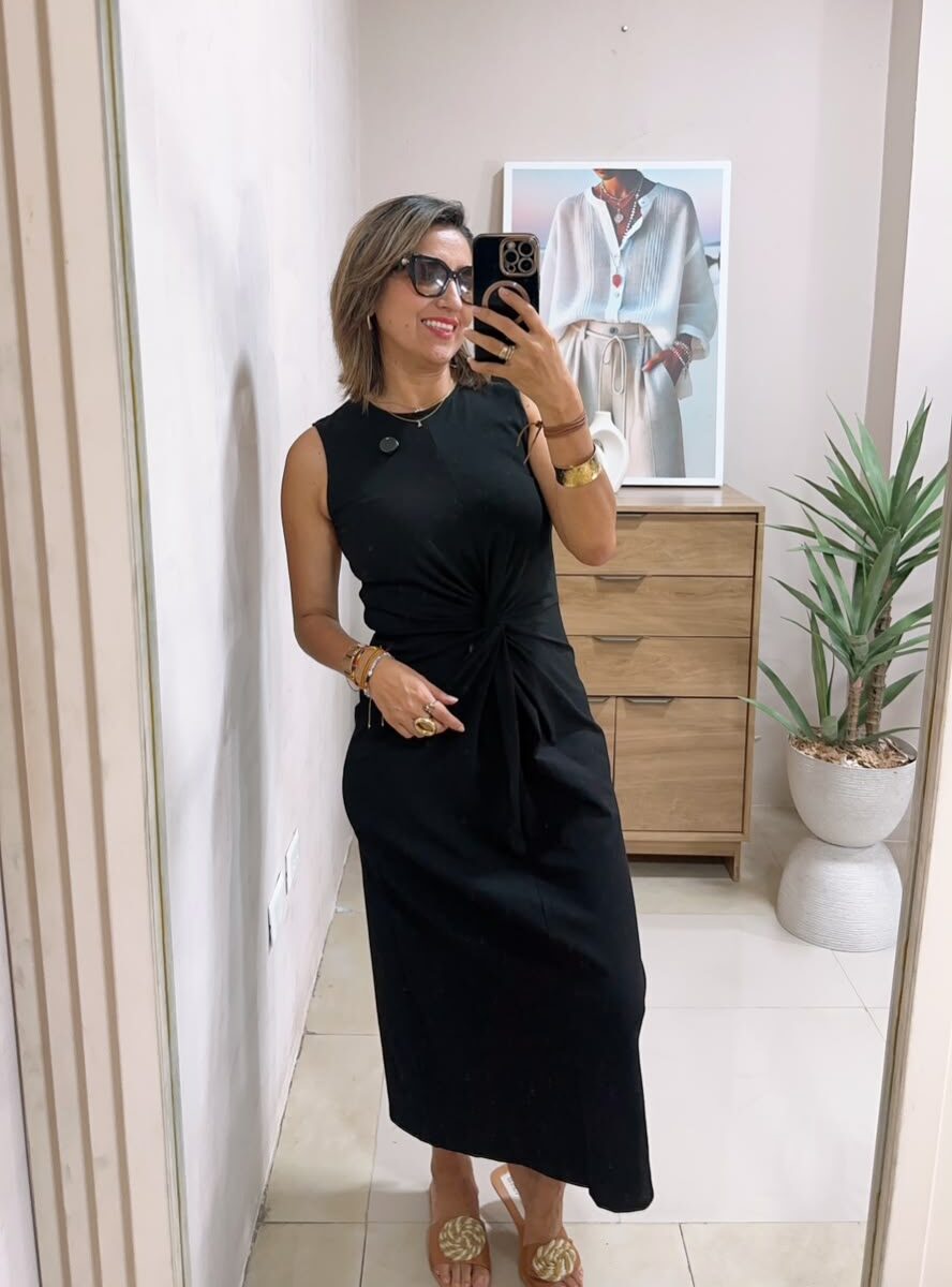 Vestido corte midi, cuello redondo con detalle de nudo