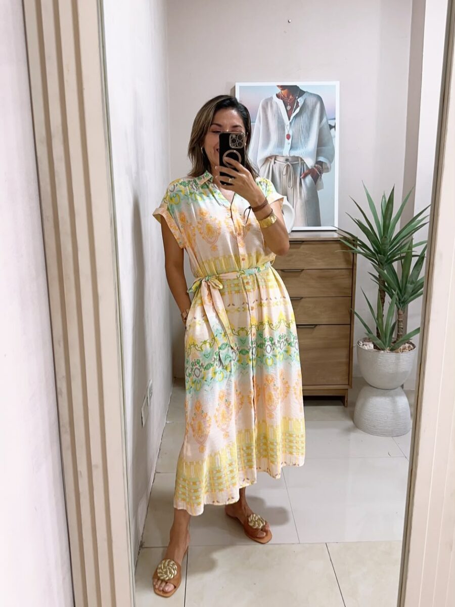 Vestido corte midi cuello clásico y botones en frente