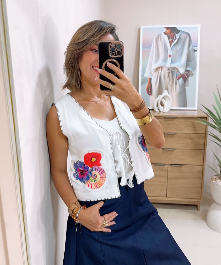Chaleco con detalles bordados y amarres en frente
