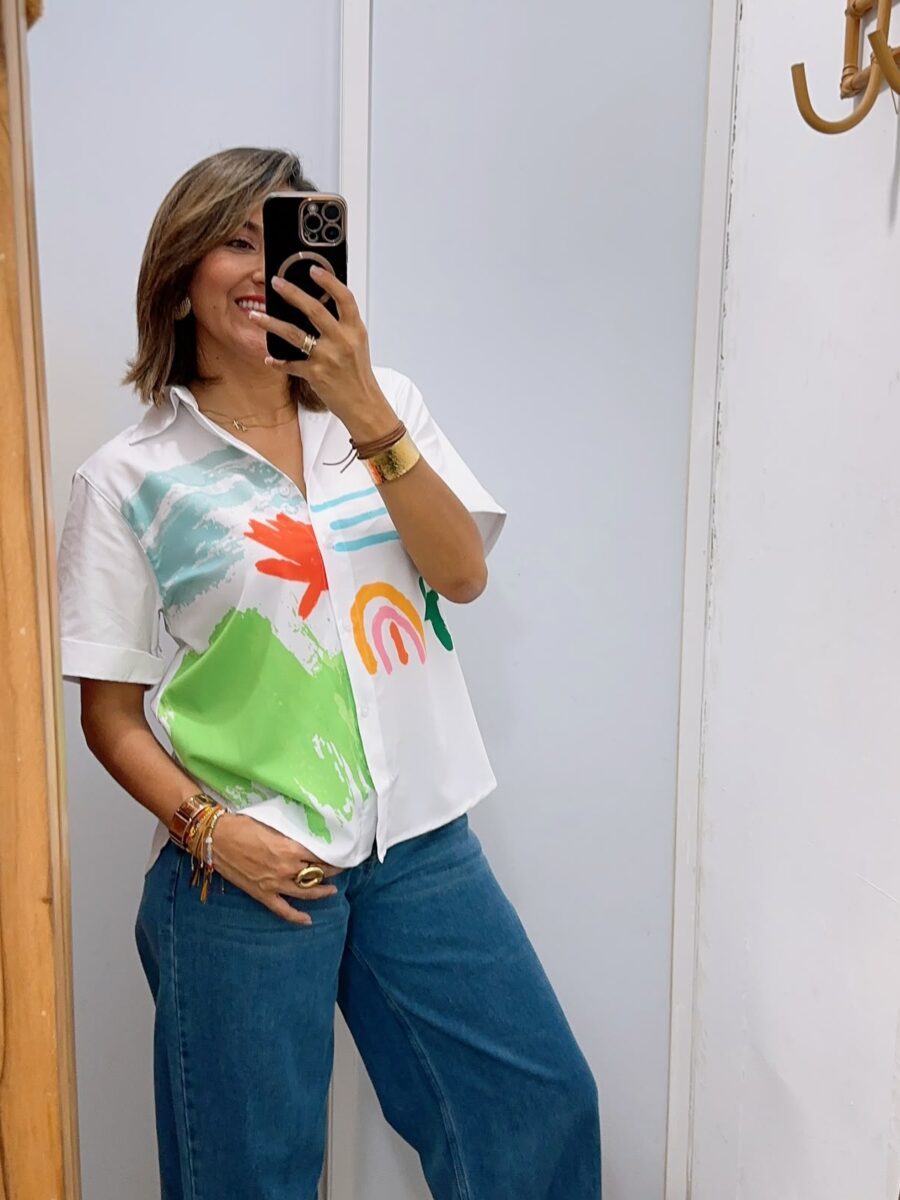 Blusa manga corta con estampado artístico en frente