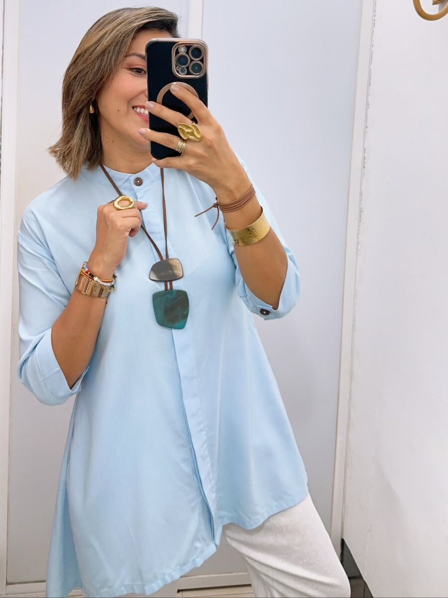 Blusa manga 3/4 cuello chino con bolsillos funcionales