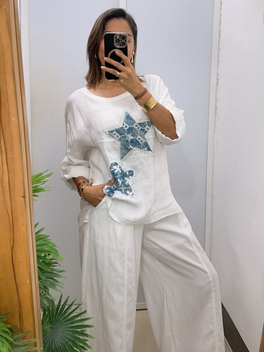 Blusa cuello redondo con detalle de estrellas en frente