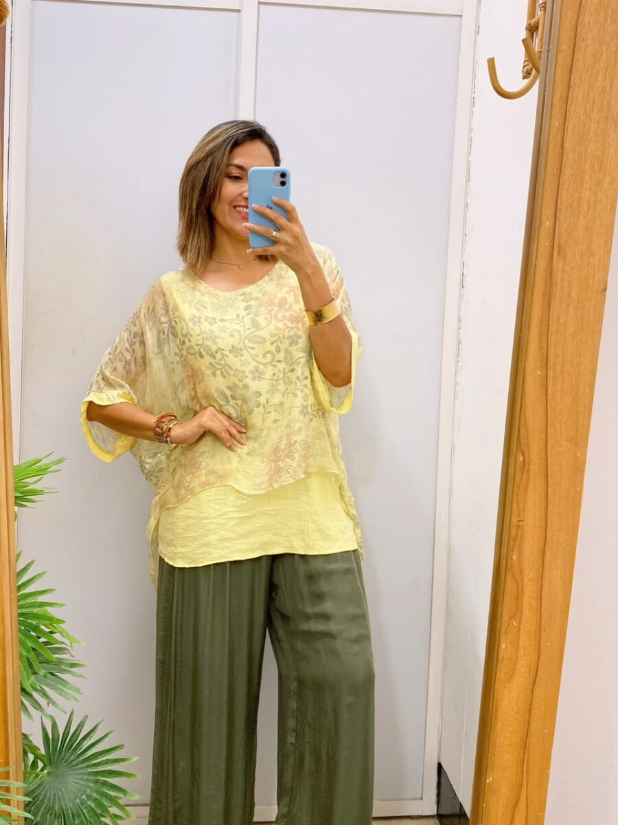 Blusa vaporosa manga kimona con básica interna.
