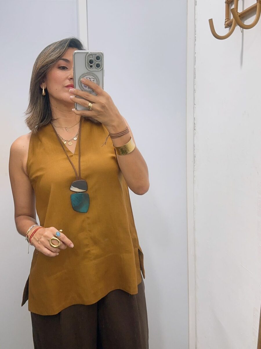 Blusa manga sisa cuello en V y abertura a los costados