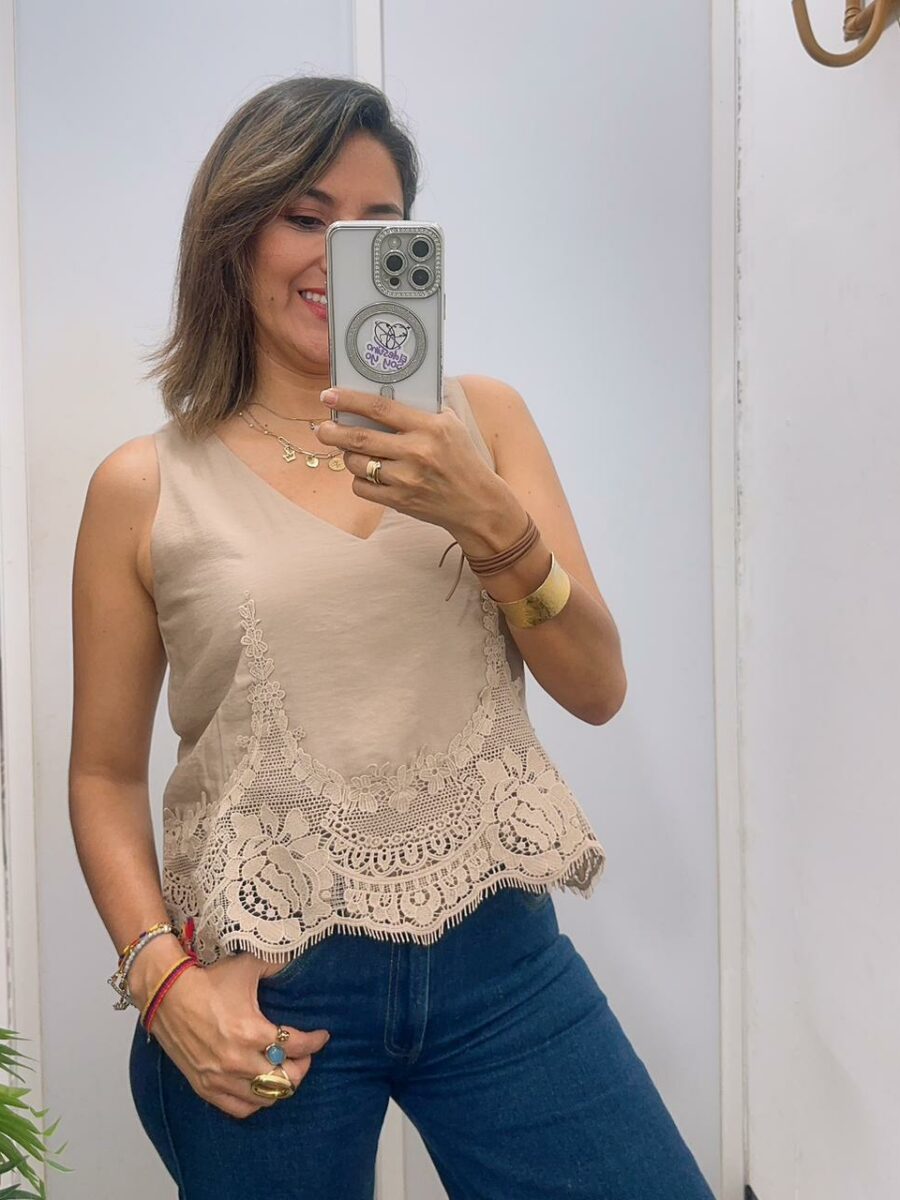 Blusa manga sisa cuello en V y detalle en vipiur en cenefa